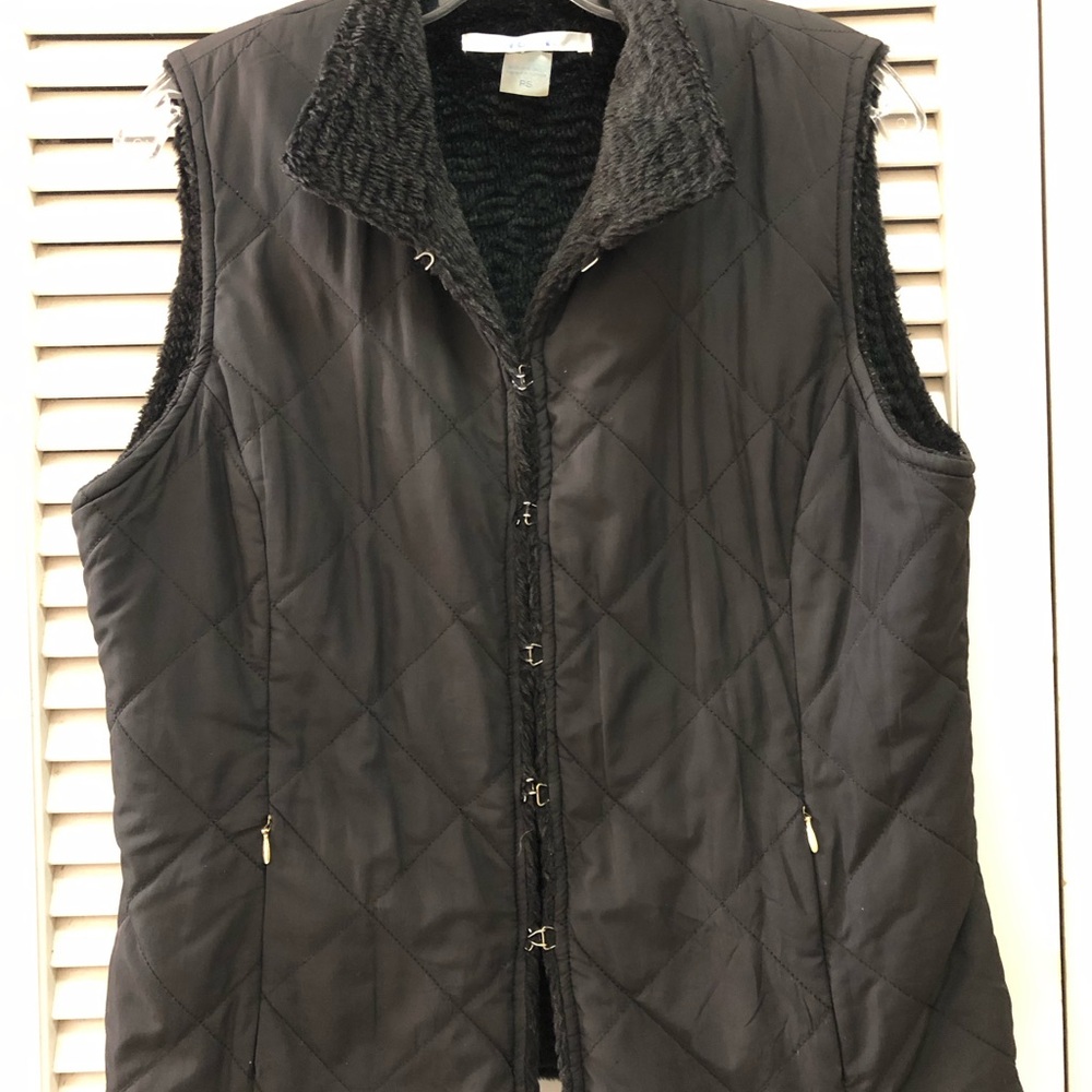 Peter Nygard Black Quilted Vest with Stand-Up Collar and Fitted Silhouette